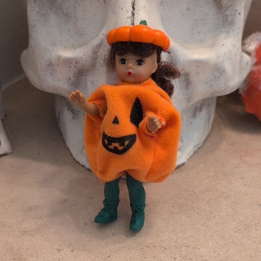 VINTAGE MC DONALD HAPPY MEAL MADAME ALEXANDER HALLOWEEN DOLL